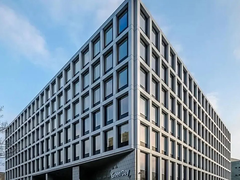 Moderne gevel met grote aluminium kozijnen