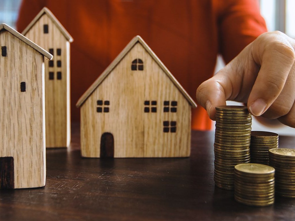 Modelhuisjes met euromunten: besparen op verduurzaming met subsidie