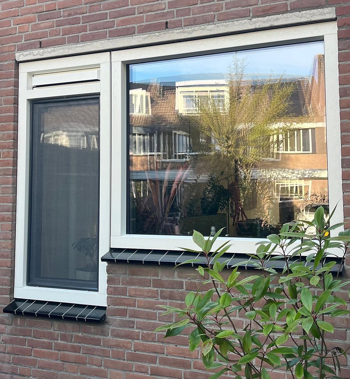 Vooraanzicht van witte kunststof kozijnen